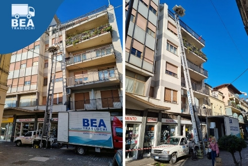 Trasloco effettuato con gru a Pescara Esempio di un trasloco effettuato con scala appositamente progettata per movimentare carichi in piani alti