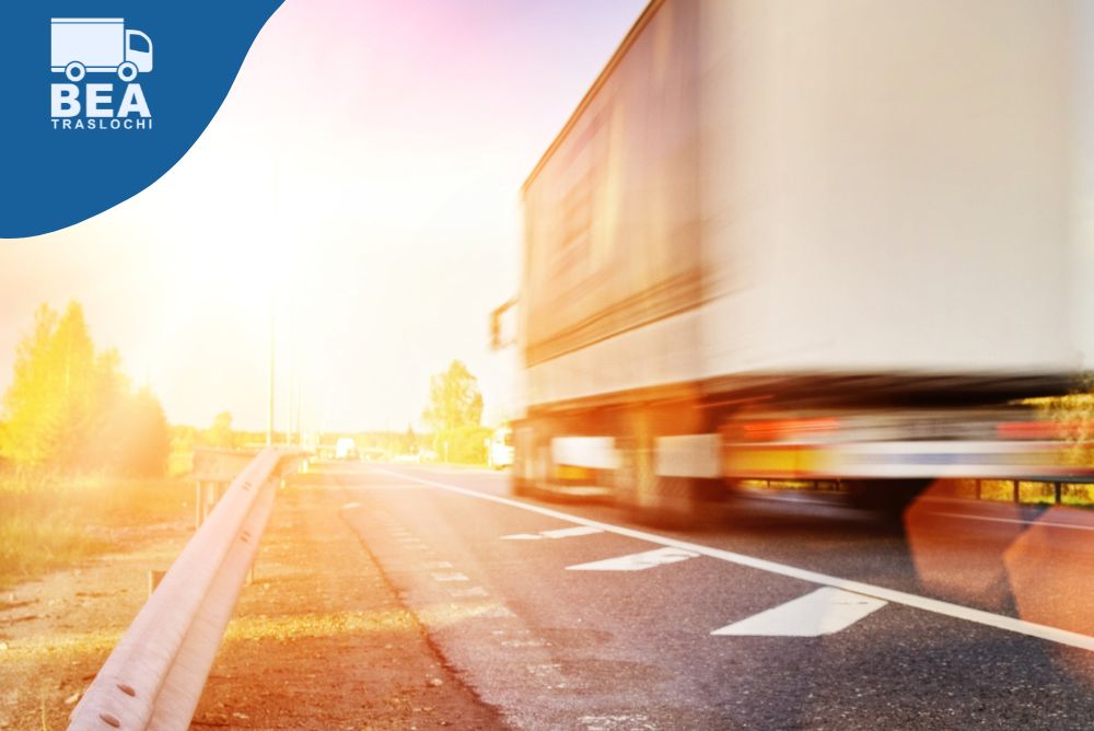 foto di una camion che si muove velocemente su un'autostrada. è la foto di copertina di un articolo che spiega i perché affidarsi a una ditta professionale di traslochi per un Trasloco internazionale